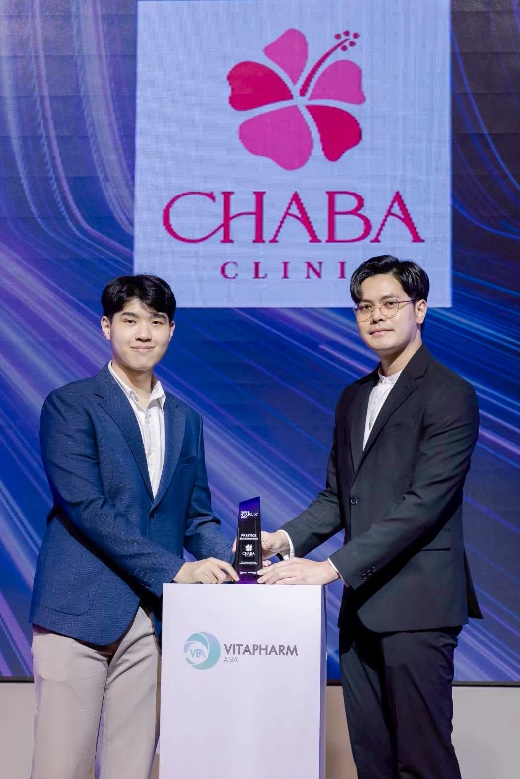 ทีม CHABA Clinic ในงานมอบรางวัล HYAFILIA