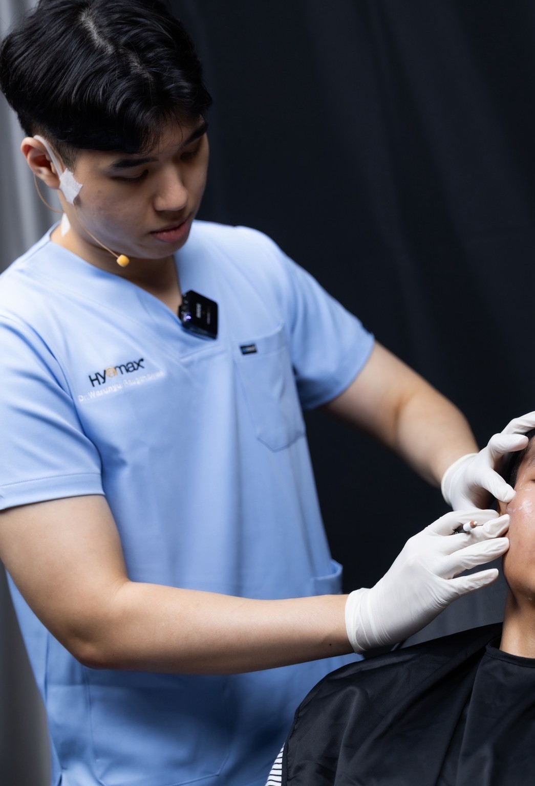 แพทย์ Chaba Clinic กำลังฉีดฟิลเลอร์ให้ลูกค้า